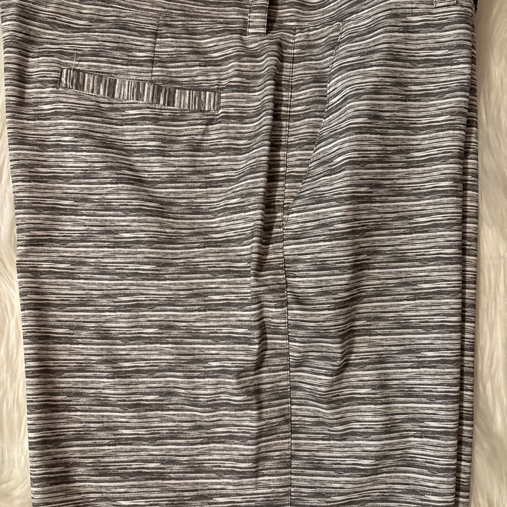 PGA TOUR MENS SHORTS IN SIZE W38 97% POLYESTER GRAY & WHITE FLAT FRONT